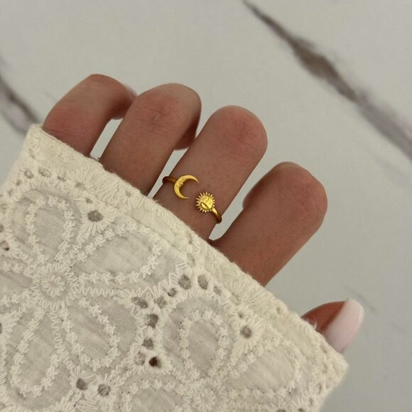Vintage America Jewelry - SKU0252 Gold SUN Moon Shape Women Retro Fashion Ring Stainless steel + gift bag
